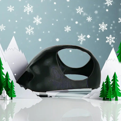 Schwarze Batman Katzenmaske von Von FurLaati auf einem winterlichen Hintergrund mit Schneeflocken und Tannenbäumen.