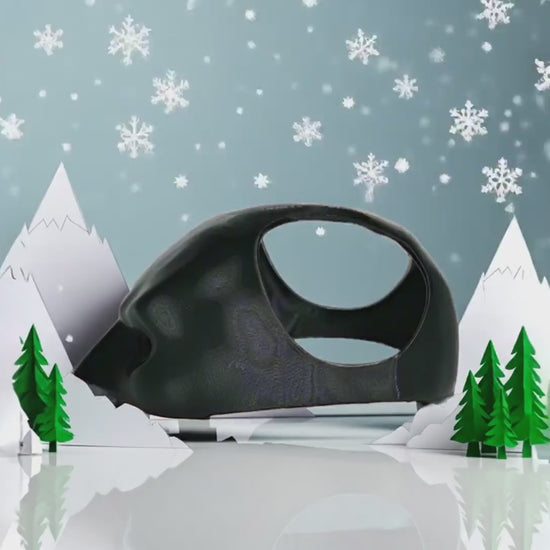 Animiertes Video der Batman Katzenmaske von Von FurLaati mit realistisch fallendem Schnee und winterlichem Hintergrund – festliche Mode für Katzen.